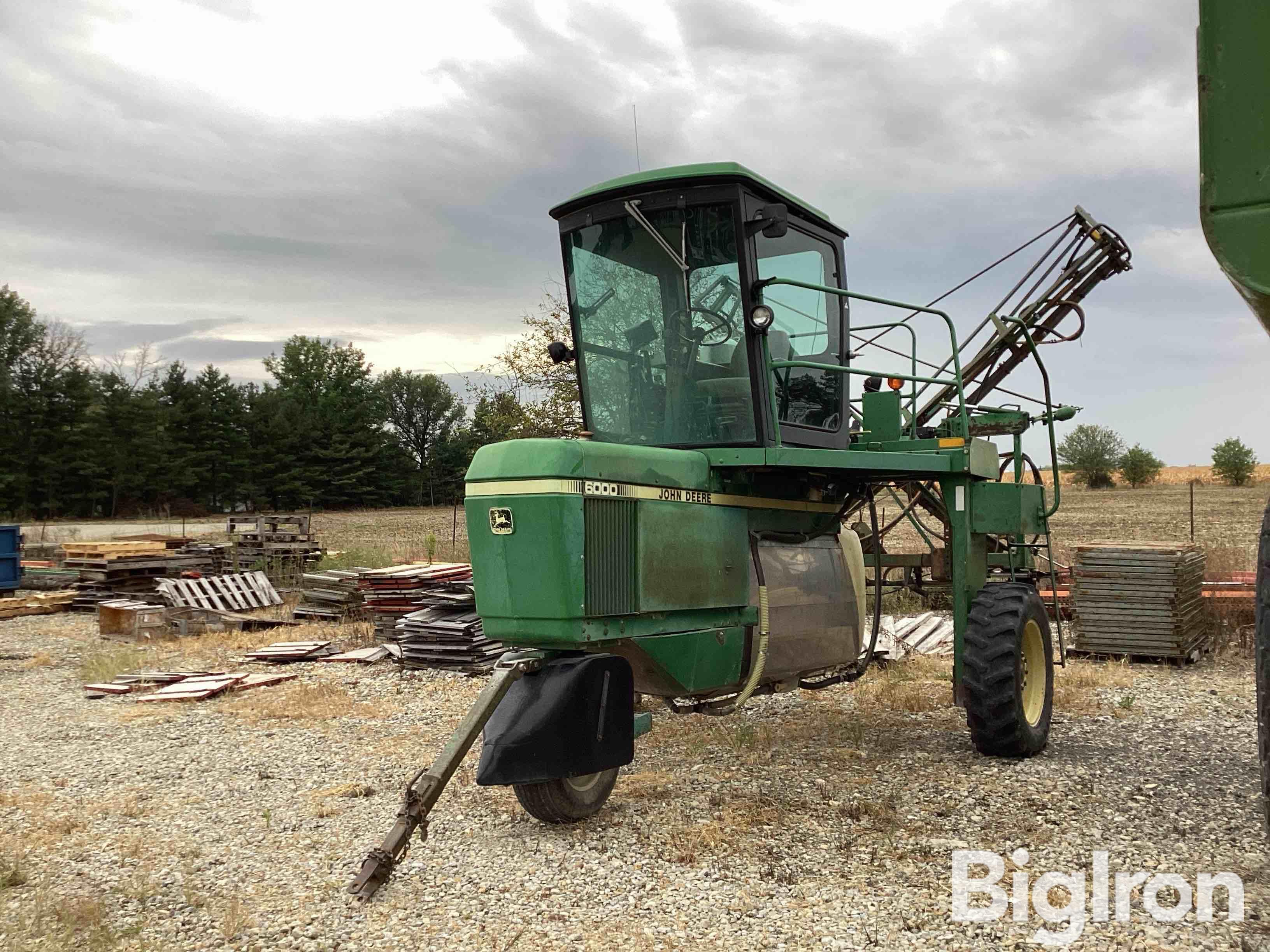 1990 John Deere 6000 Self-Propelled Hi-Cycle Sprayer 