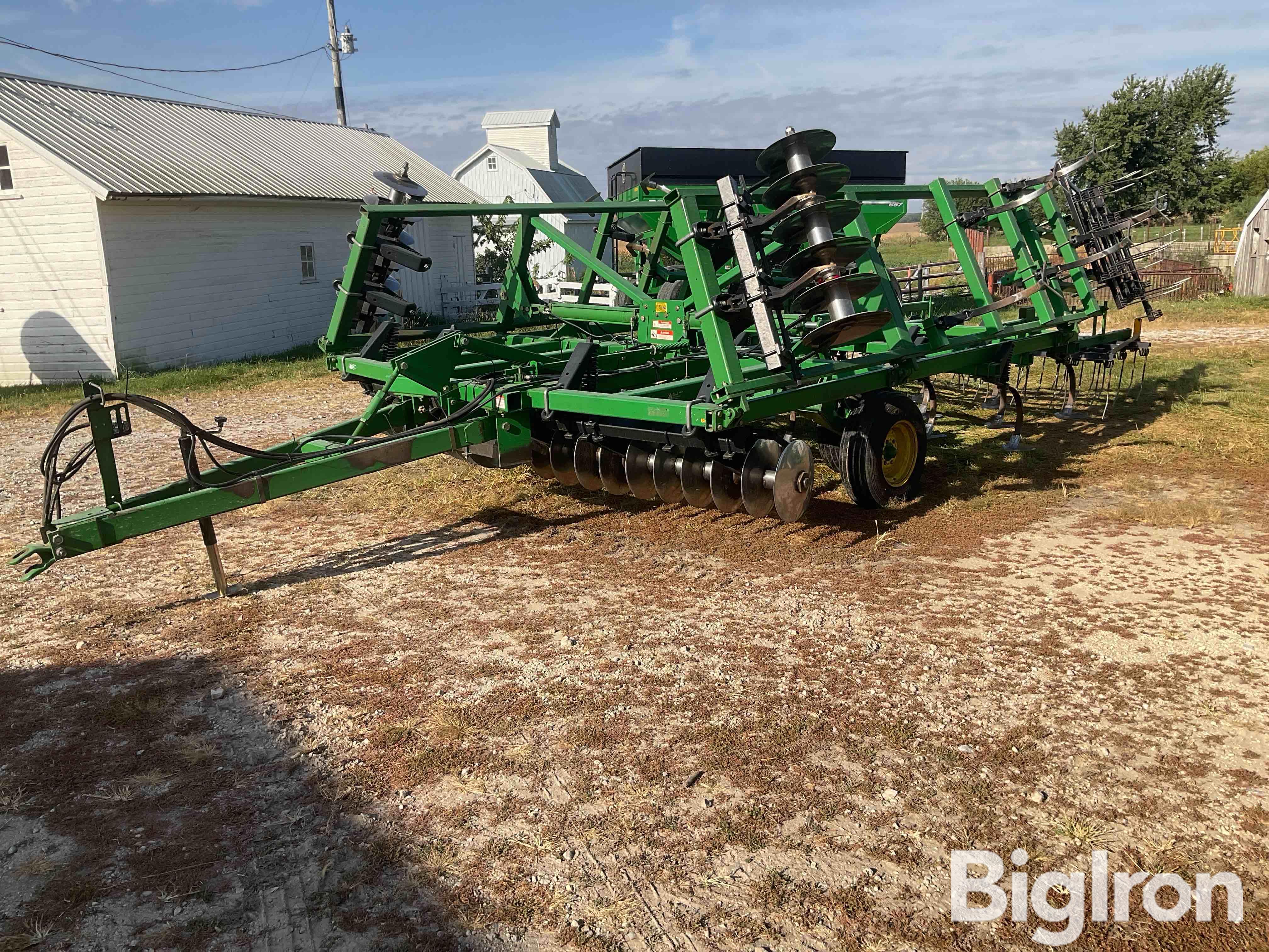 John Deere 724 19.5’ Field Cultivator 