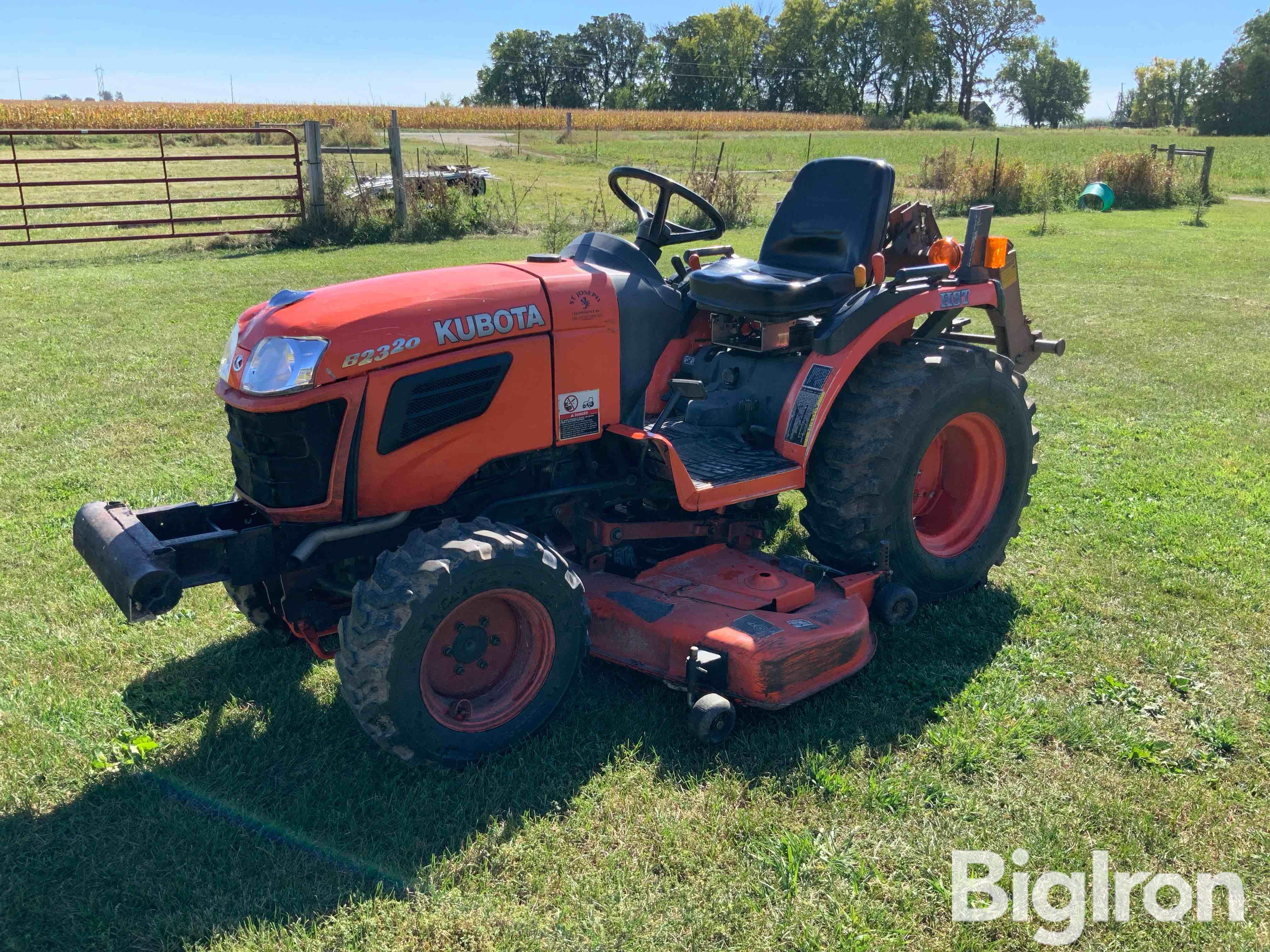 Kubota B2320HSD Compact Utility Tractor W/RCK60-29B Mower Deck 