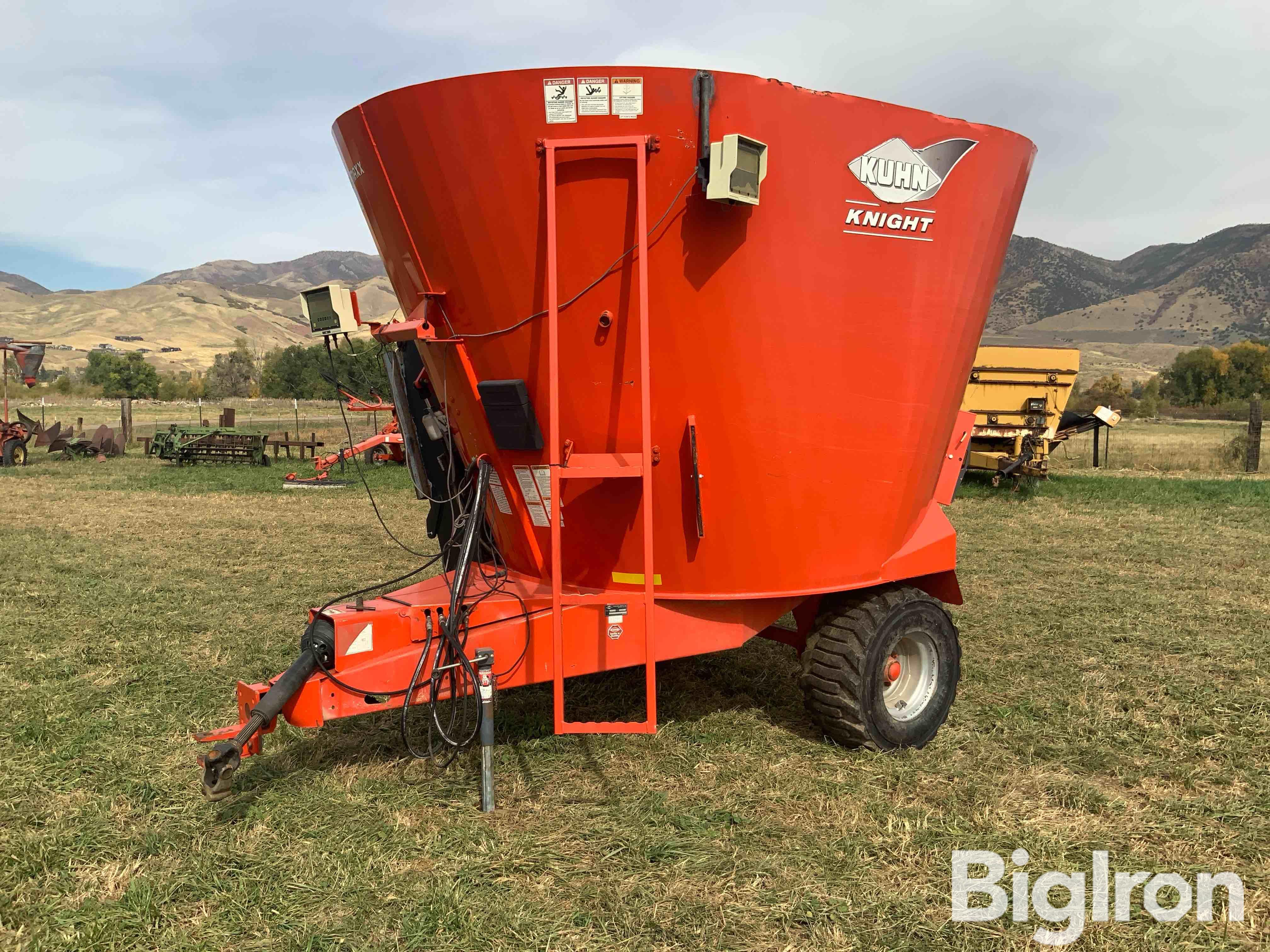 KUHN 5143 Vertical Mixer 