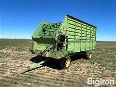 John Deere 716A Feeder Wagon w/ Scale 