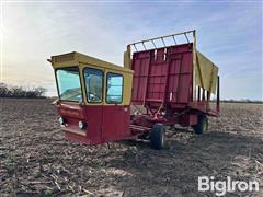 New Holland 1049 Stack Cruiser 