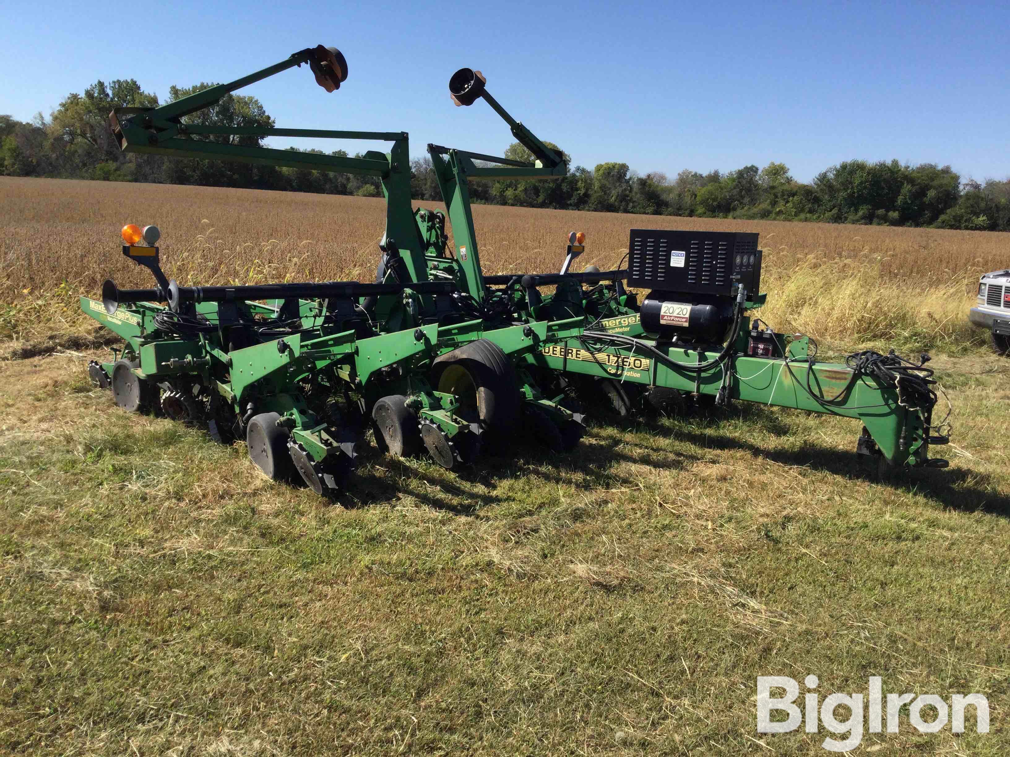 1997 John Deere 1760 Conservation Max Emerge Plus 12R30 Planter 