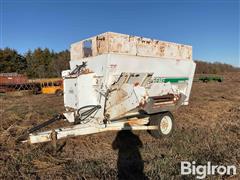 Henke B2160 Feed Wagon 