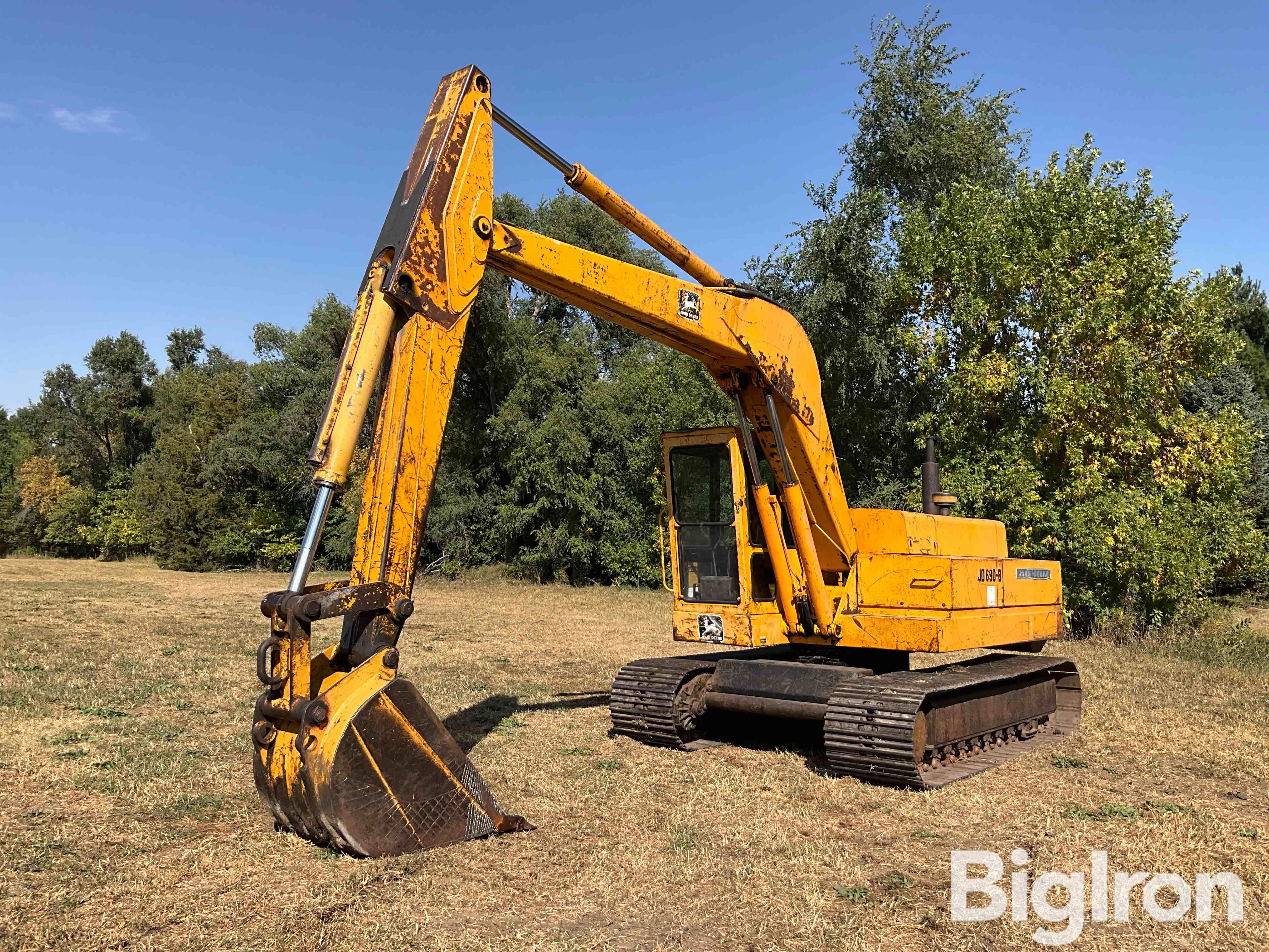 John Deere 690-BC Excavator 