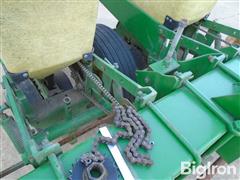 items/d692a813e29def1195f6000d3a620d5e/johndeere7000-71002row303pointmountplanter_7a59b50ef34f4935b5afe7948df0fd4e.jpg