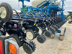 items/d6fefc8b3f85ee11a81c00224890f82c/2010kinze3600asd1632planter_2650222d70bd48cd9541542be6d49779.jpg