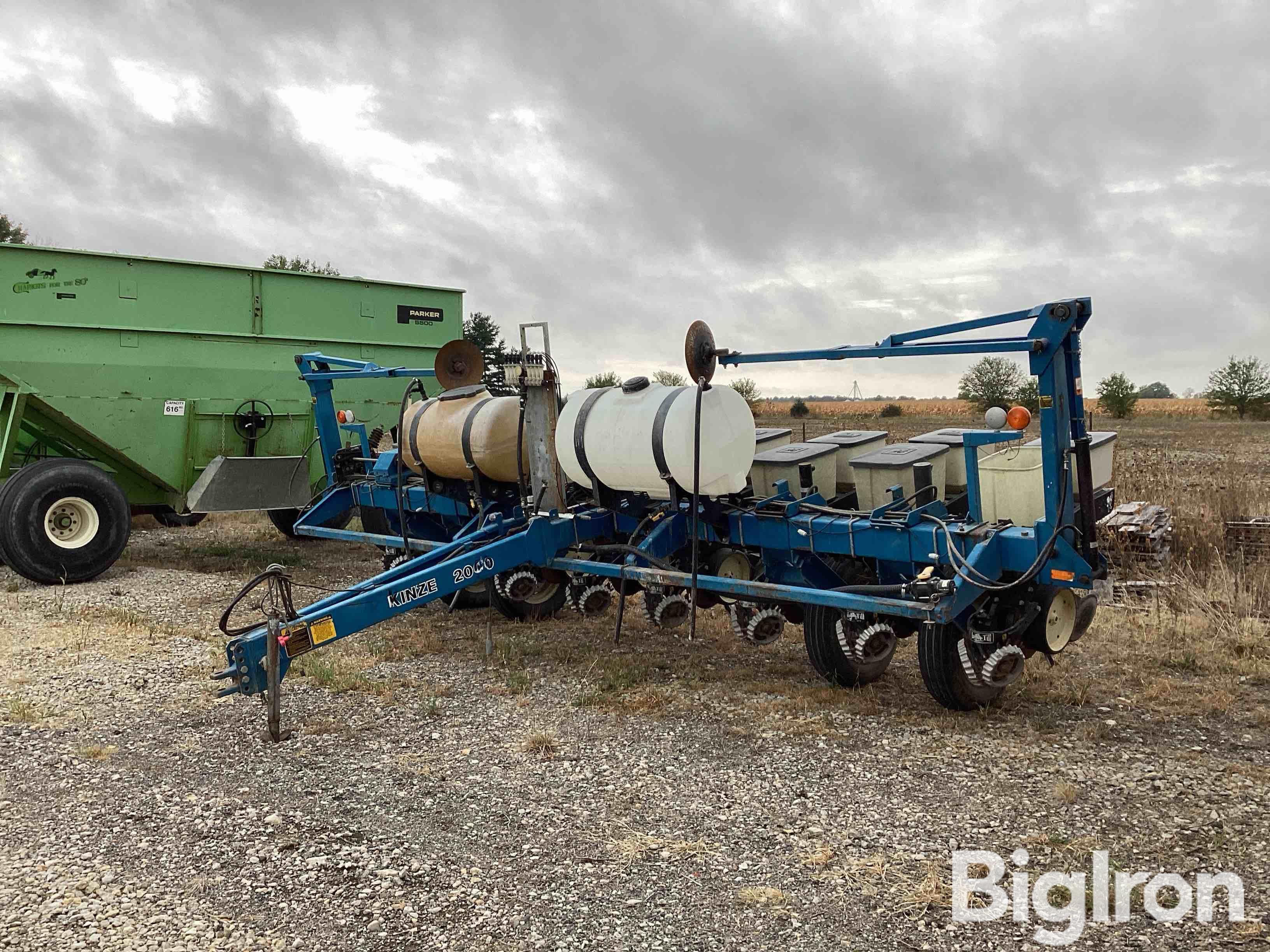 Kinze 2000 8R30 Planter 