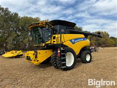 2017 New Holland CR7.90 2WD Combine 