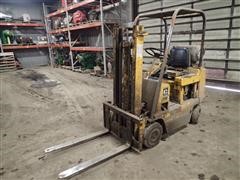 TowMotor T30 2 Stage Forklift W/42" Forks 