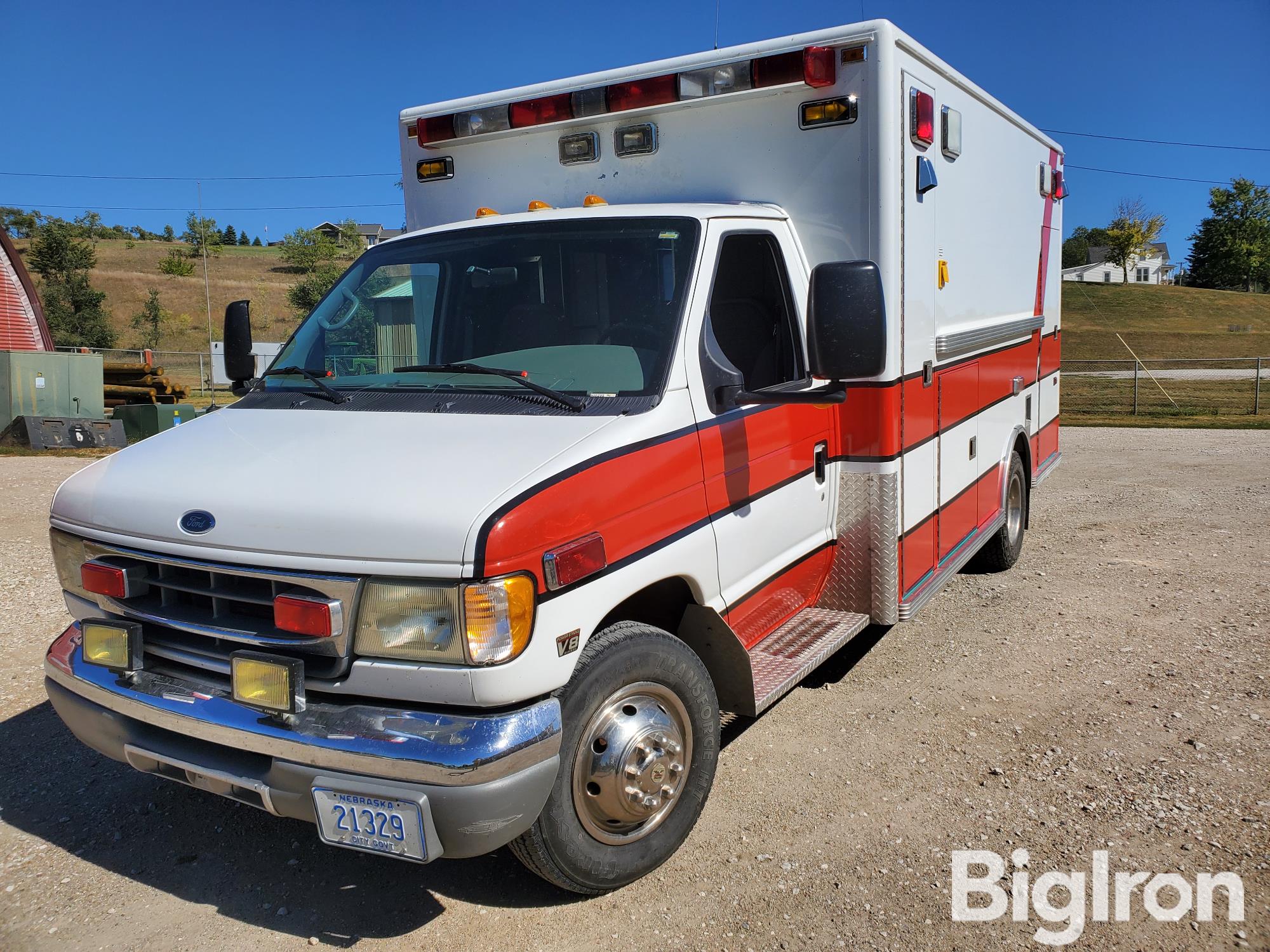 2001 Ford E450 Super Duty 2WD Ambulance 