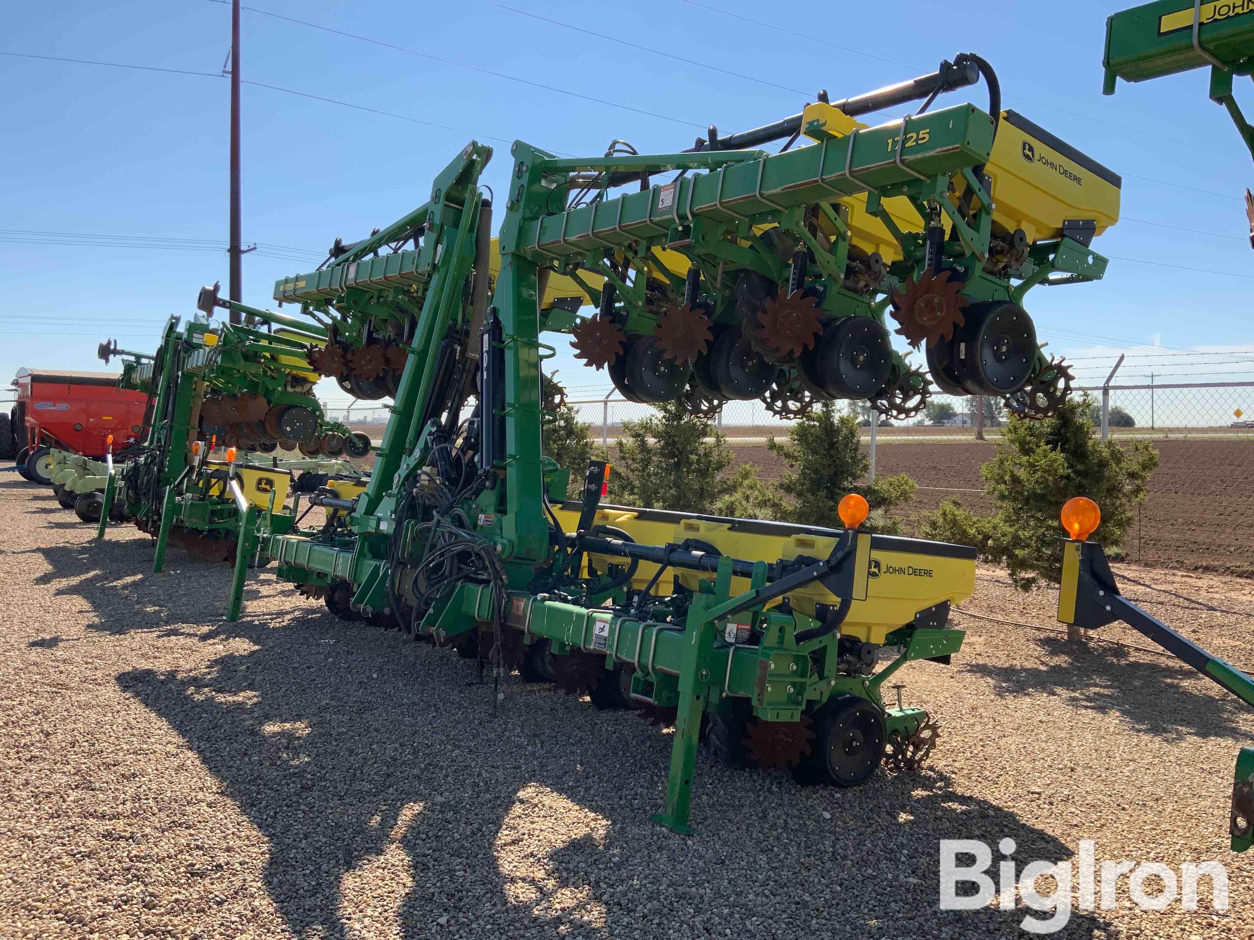 2015 John Deere 1725 16R30" Planter 