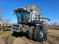 2010 Gleaner A76 2WD Combine 