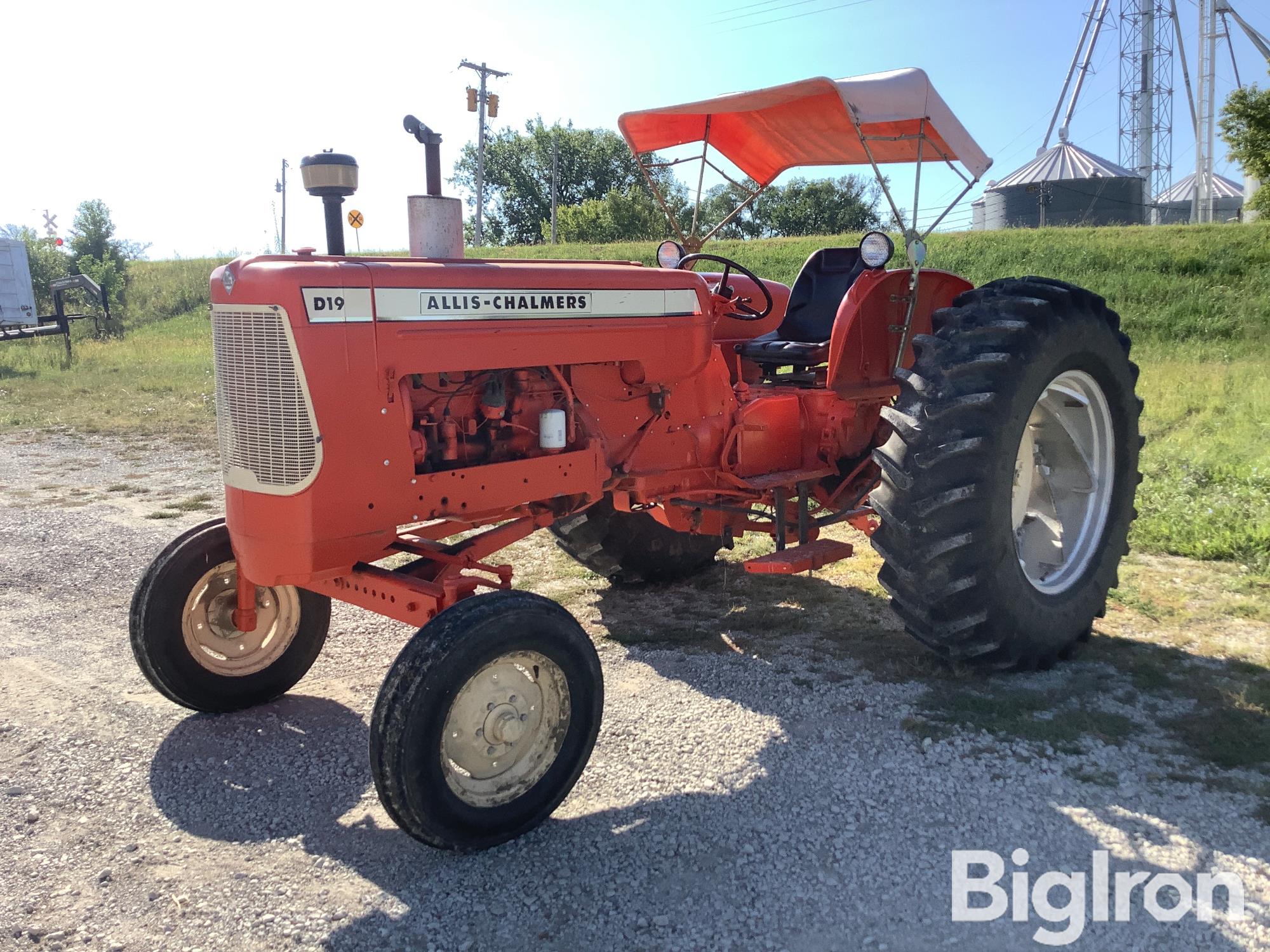 Allis-Chalmers D19 2WD Tractor 