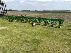 John Deere 825 12R30" Cultivator 