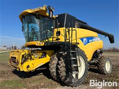 2007 New Holland CR9060 4WD Combine 