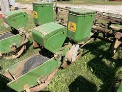 items/edafe397a34fee11a81c6045bd4a636e/johndeere1240planter-6_6c1fe3db378346c9a91e7e3590f6c199.jpg