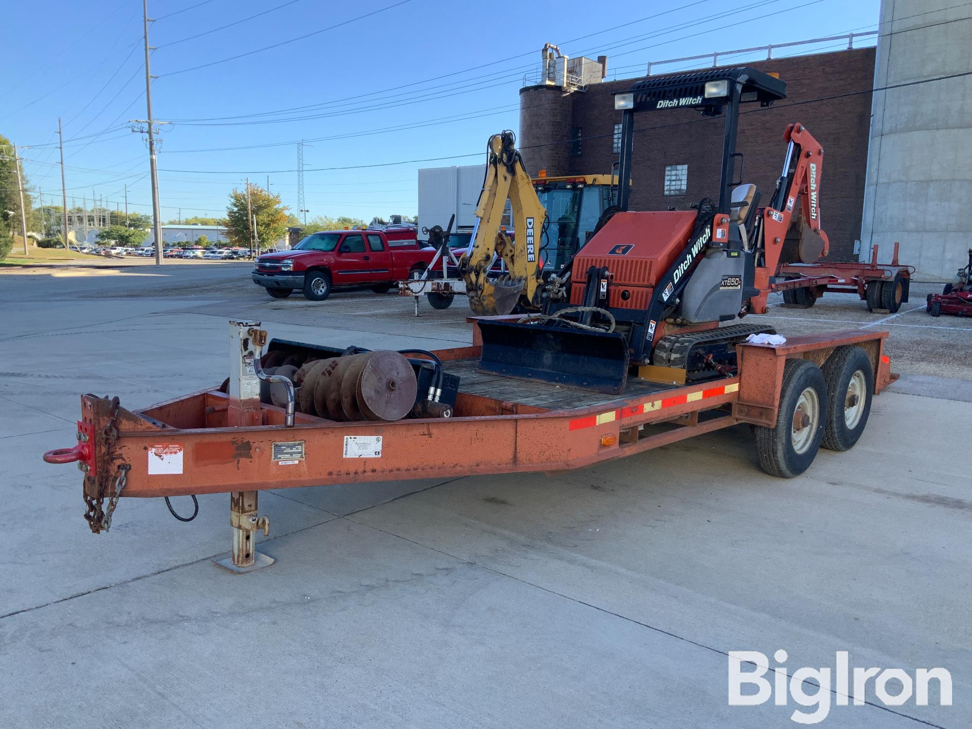 2008 DitchWitch XT850 Tracked Mini Loader Backhoe W/1997 Belshe T/A Flatbed Trailer 