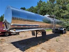 2000 Walker Stainless Equip Co T/A Stainless Steel Insulated Tanker Trailer 