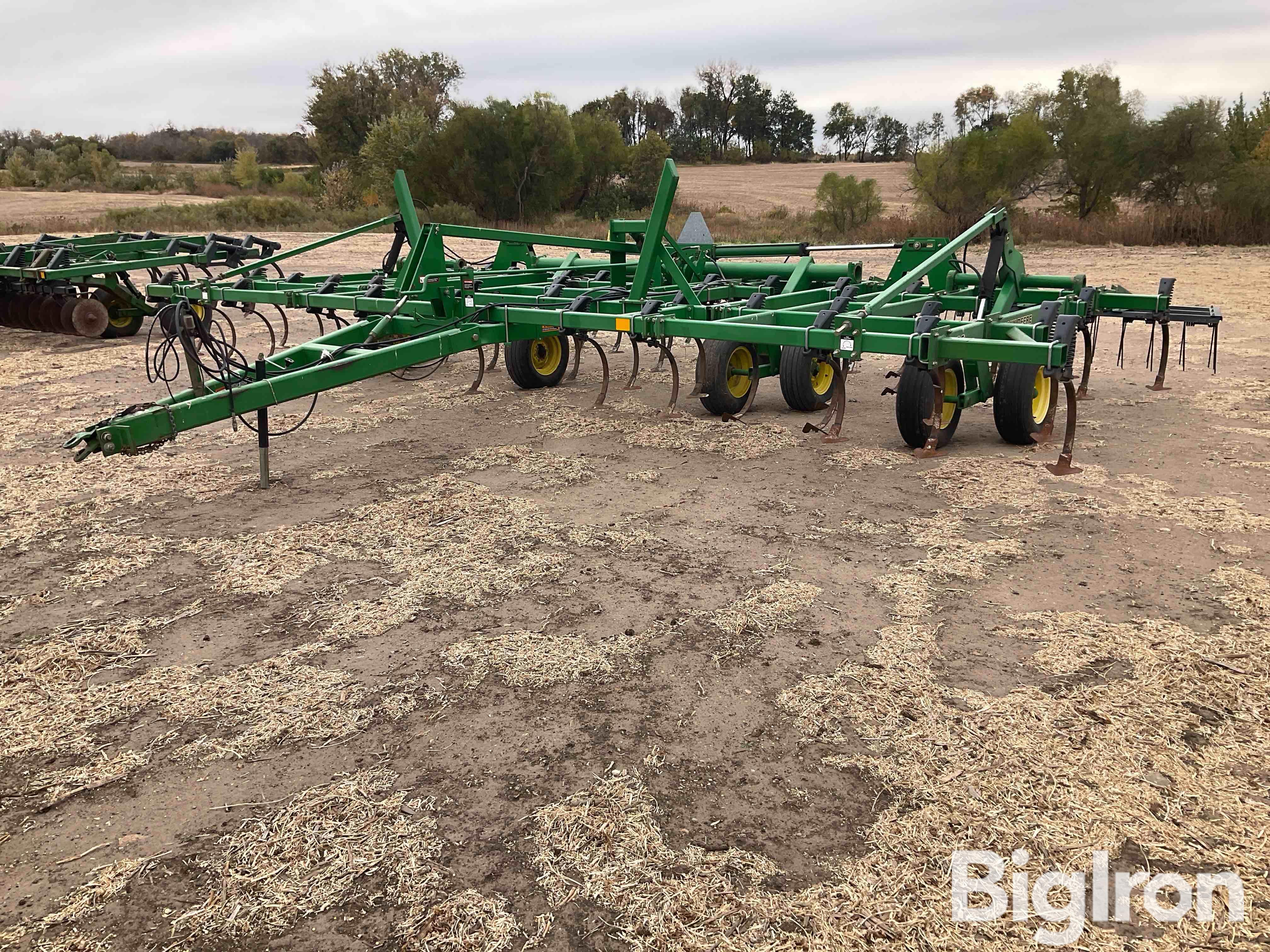 John Deere 980 Field Cultivator 