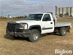 2004 Chevrolet Silverado 2500 HD 4x4 Flatbed Pickup 