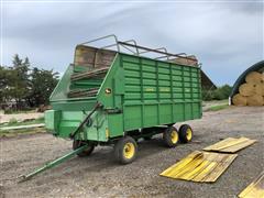 John Deere 716 Forage Wagon 