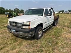 2005 Chevrolet Silverado 2500 HD 4x4 Extended Cab Flatbed Pickup 