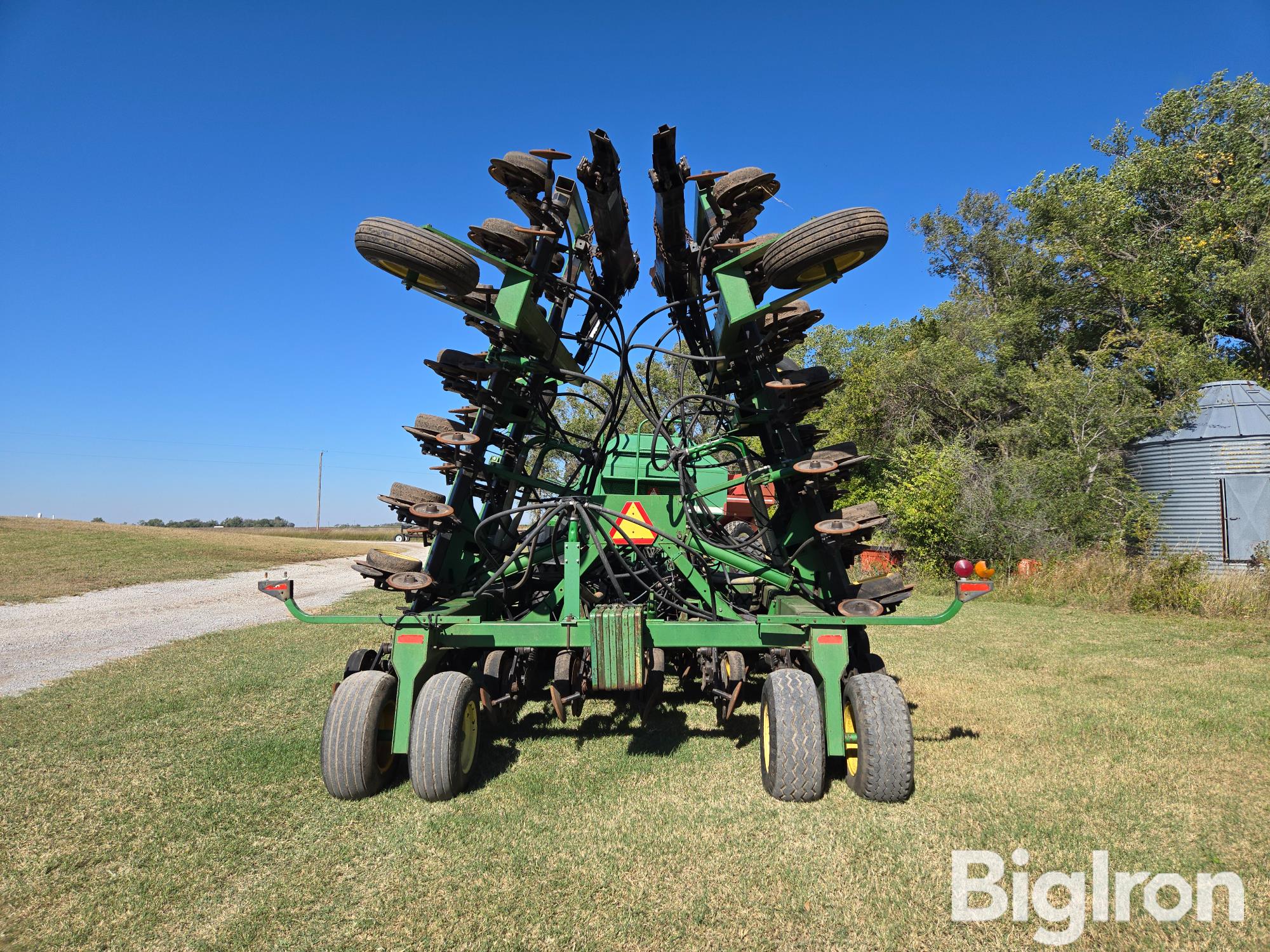 items/f92754732383ef119443000d3a62e002/johndeere18503sectionairseederandcart_6273f75801e24cbca14e2cb7056860f9.jpg