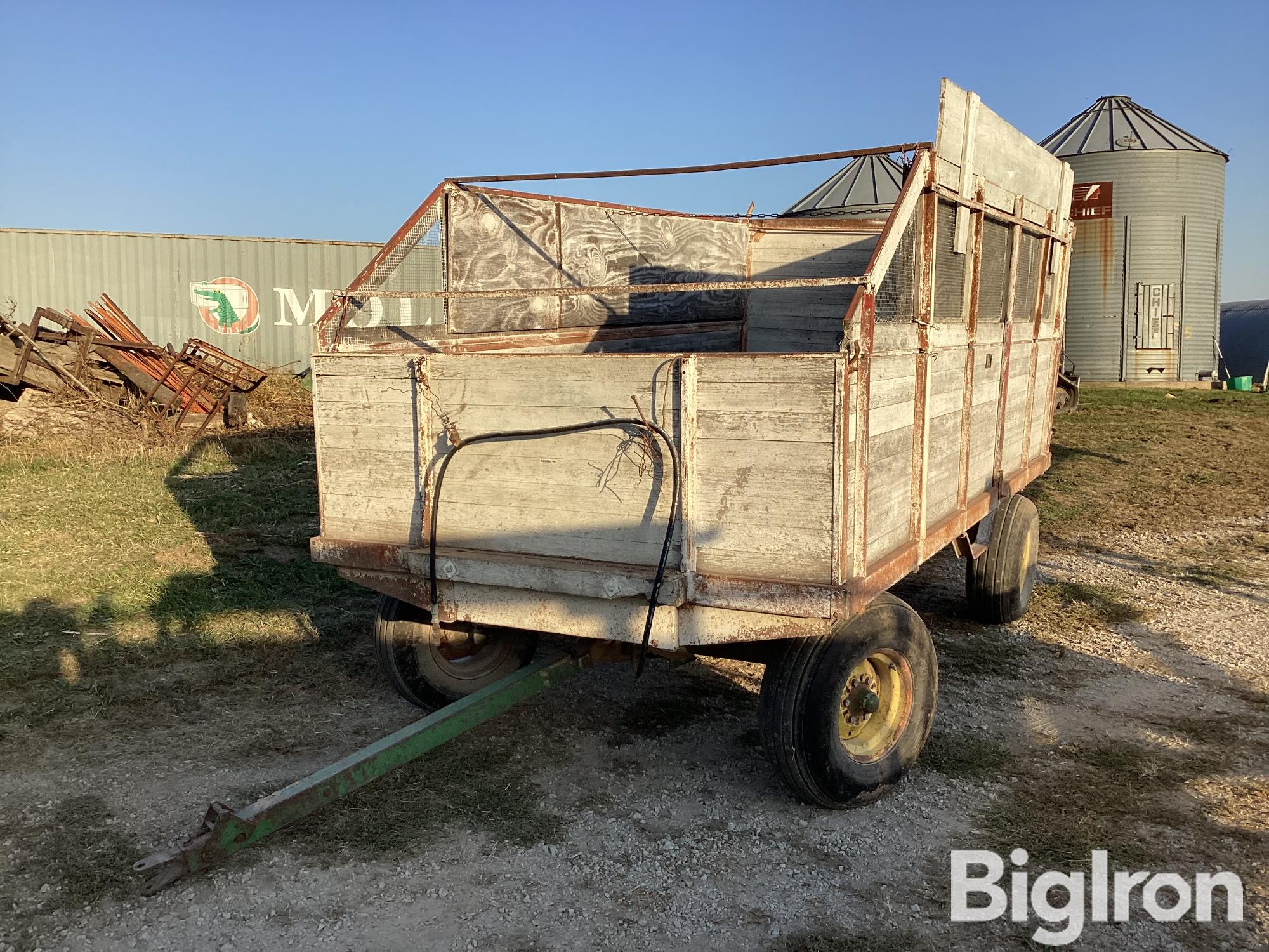 John Deere Feeder Wagon W/Hoist 